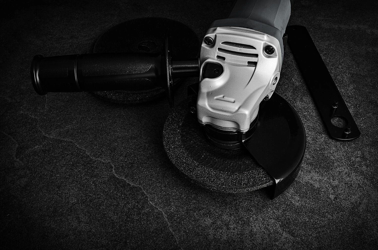 What is an angle grinder - key features and components