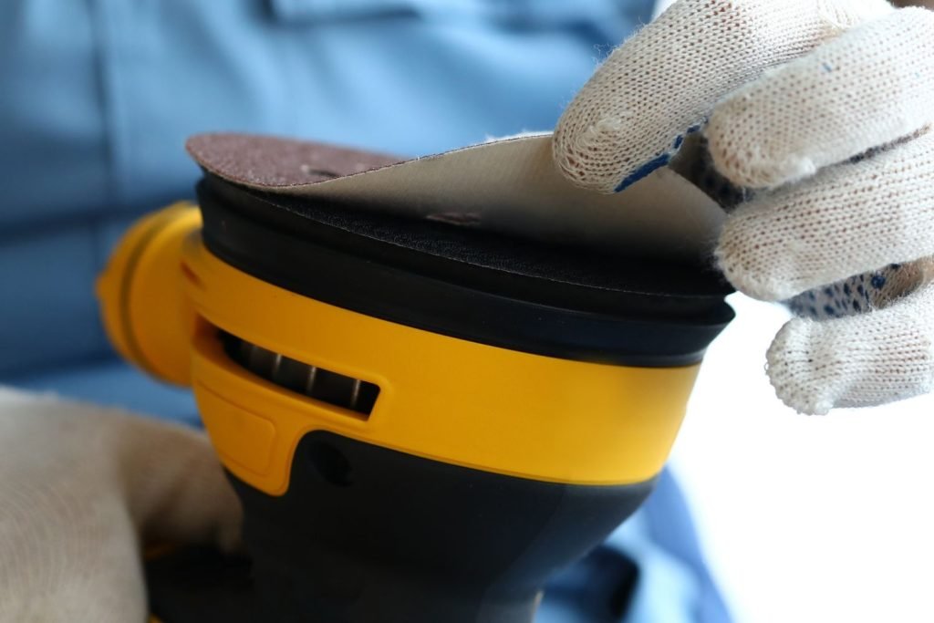 Changing the sandpaper pad on a random orbit sander