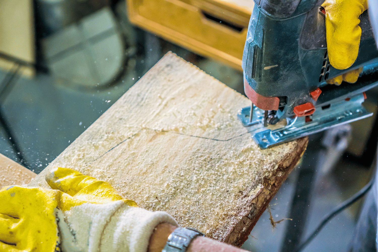 A cordless jigsaw cutting curved cuts in wood