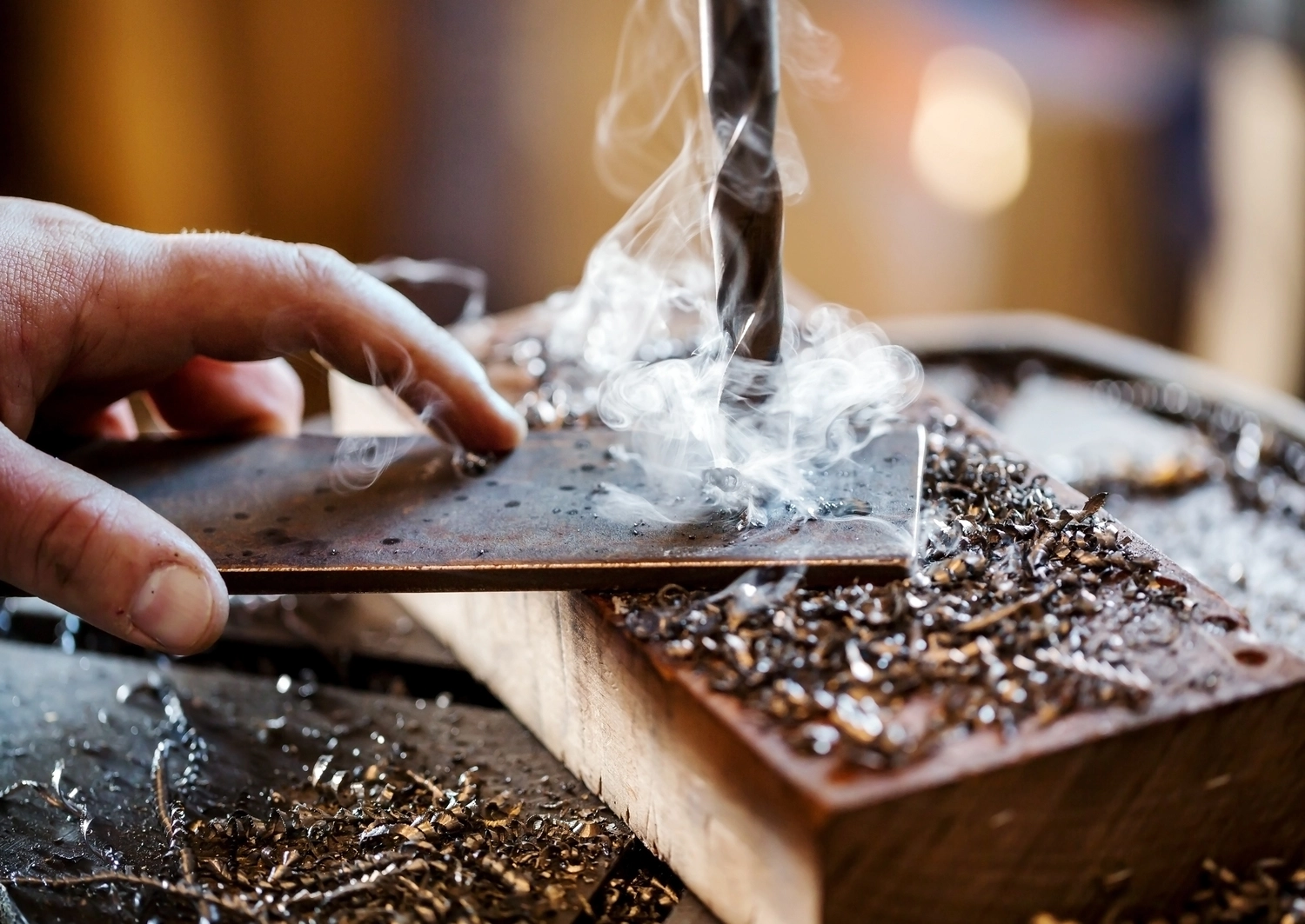 Be careful when drilling hard materials or for a long time to avoid overheating of the drill bit or motor.